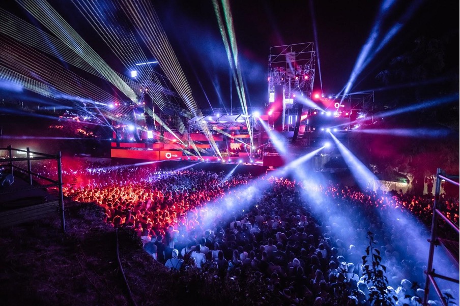 Újabb nagy nevekkel rukkolt elő az EXIT Fesztivál, itt vannak a 2022-es Dance Arena fellépői