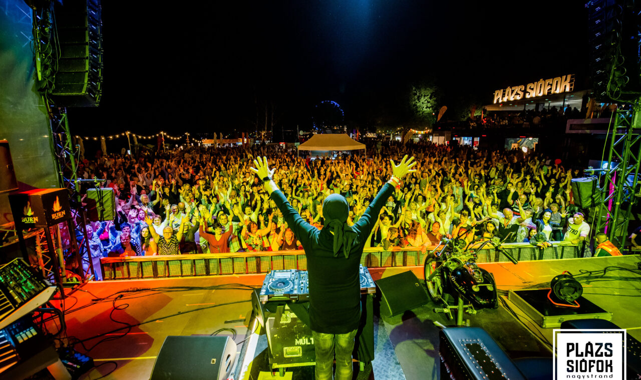 Fergeteges Fergeteg partyval indítja a PLÁZS a szezont