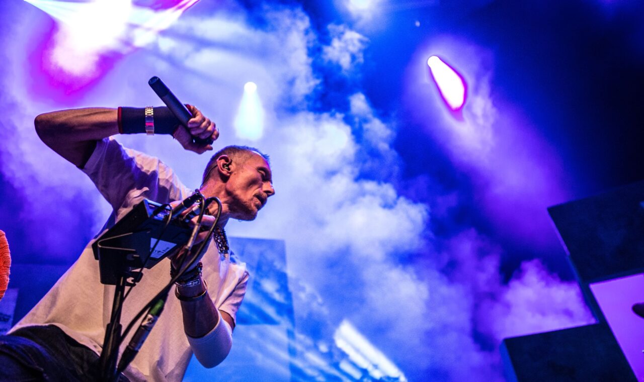 Népszerű brit zenekar érkezik Magyarországra - a Stereo MC’s frontembere a tavaly őket ért tragédiáról is mesél