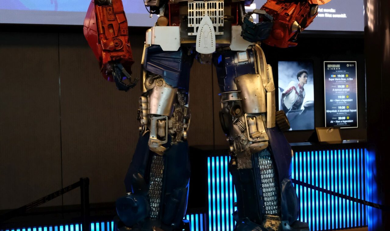 Hatalmas Transformers-szoborral várja a Paramount a filmsorozat új részét