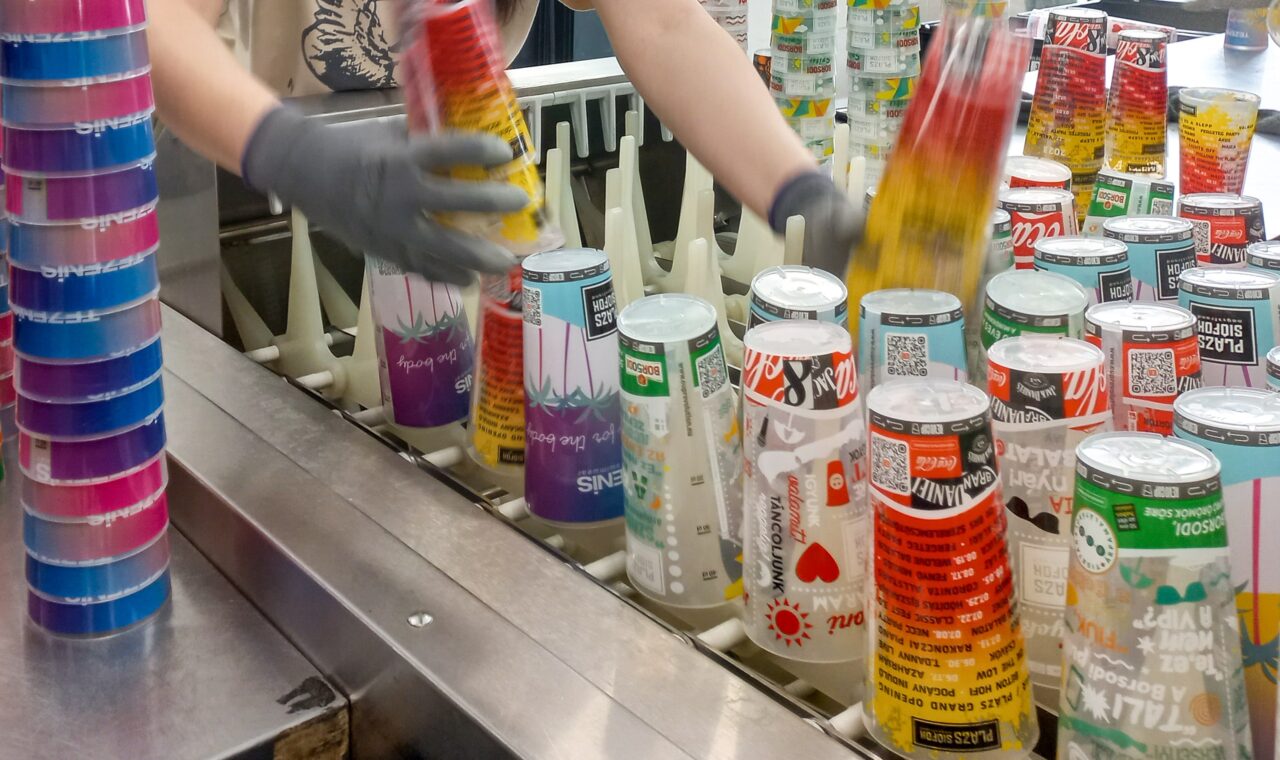 Ötször nagyobb az üvegpohár karbonlábnyoma, mint a repoháré