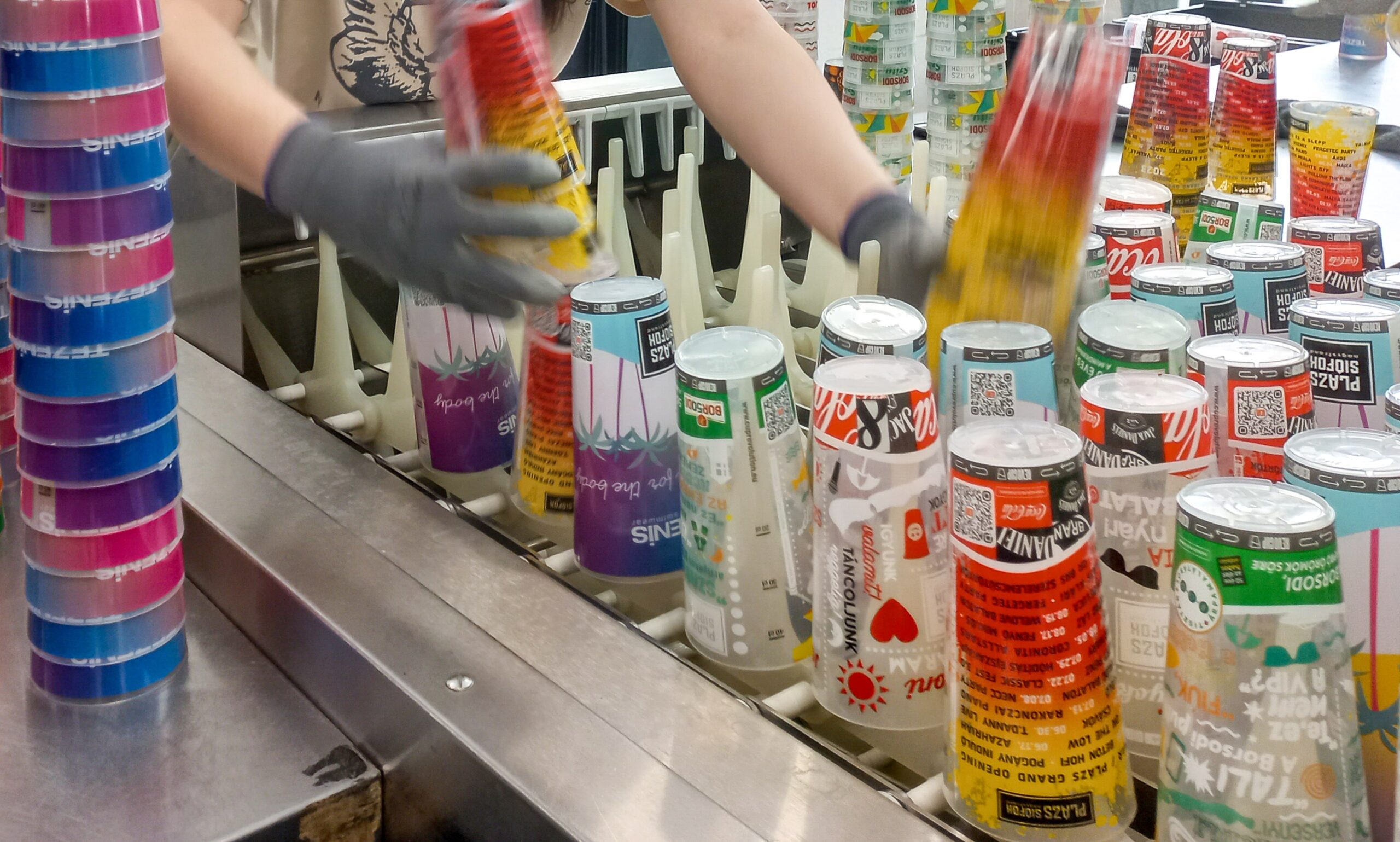 Ötször nagyobb az üvegpohár karbonlábnyoma, mint a repoháré