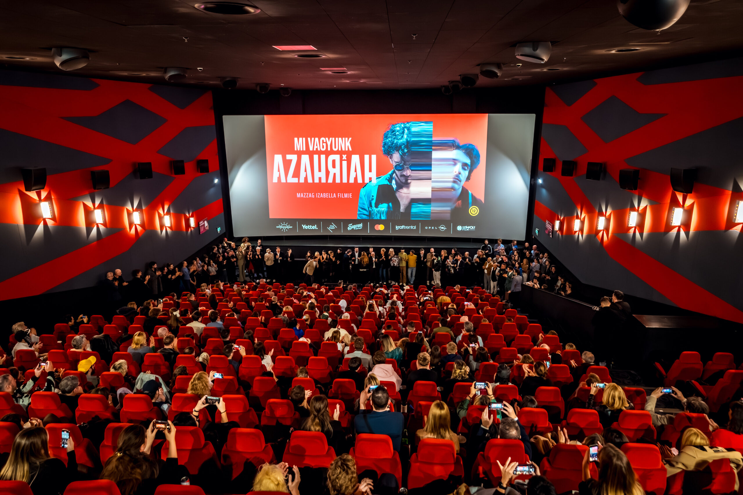 A Mi vagyunk Azahriah rekorddöntő hétvégével indított a mozikban