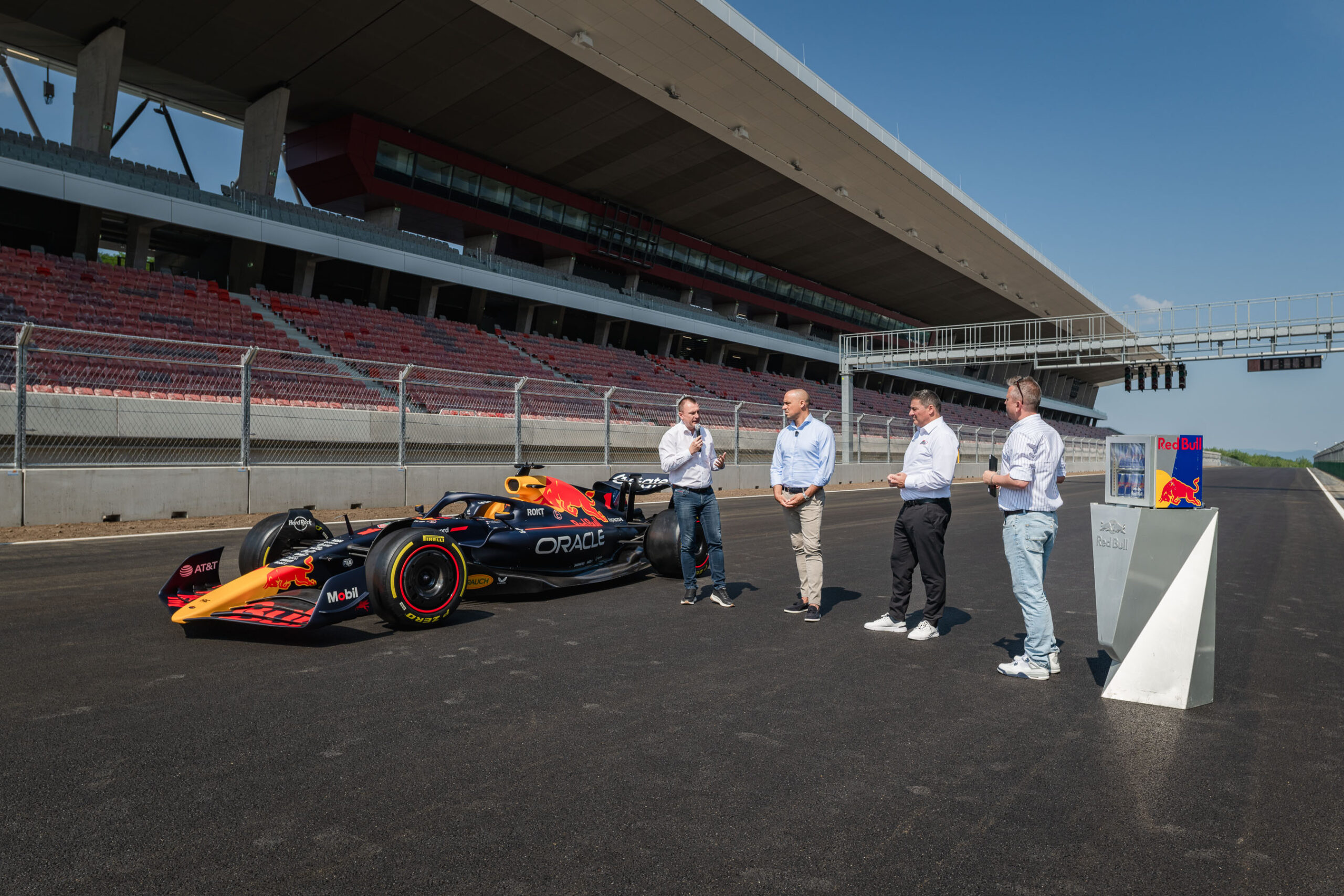 Sajtóközlemény: A Forma–1 és a motorsport legendái száguldanak Budapest utcáin a Red Bull Showrunon