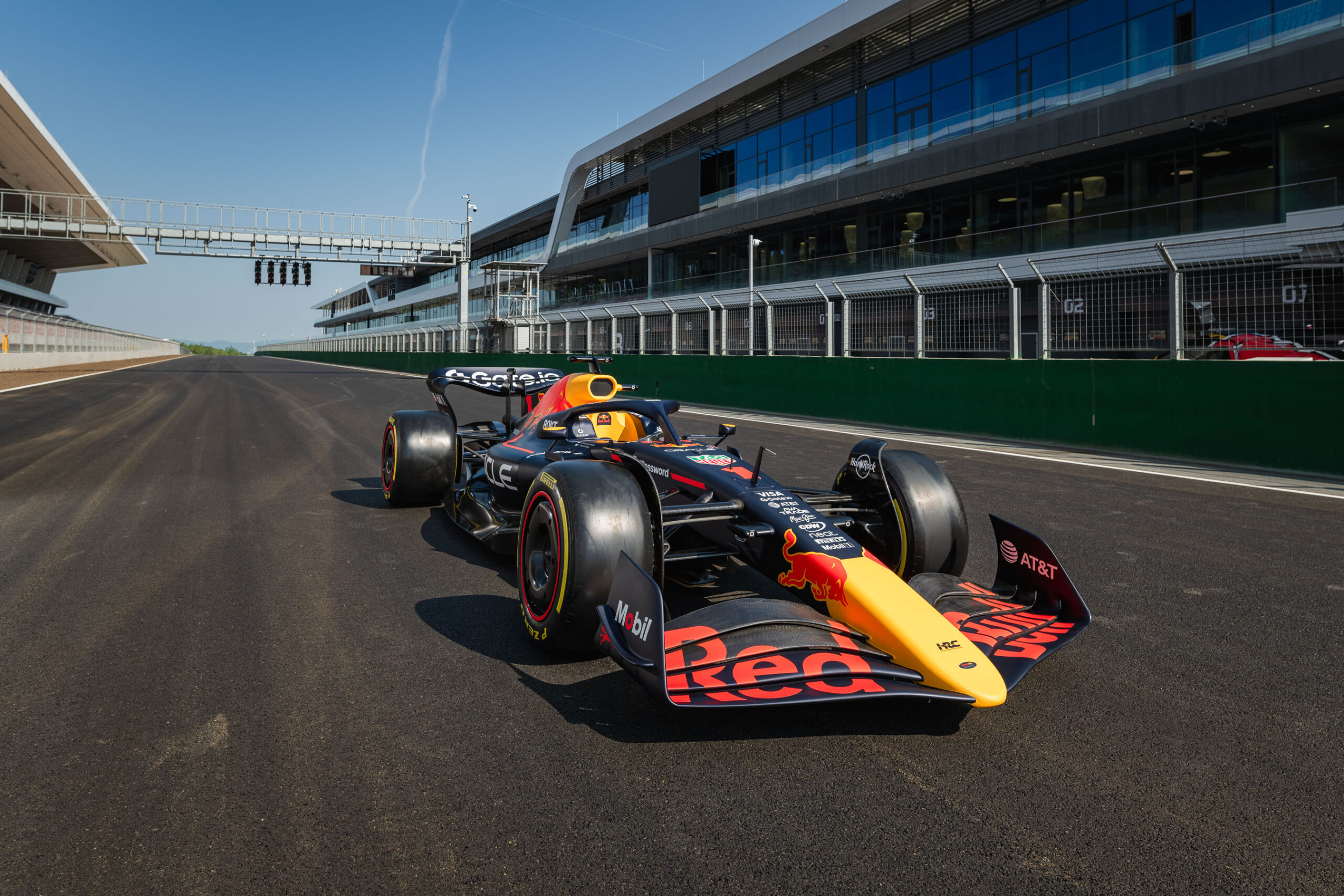 Sajtóközlemény: A Forma–1 és a motorsport legendái száguldanak Budapest utcáin a Red Bull Showrunon