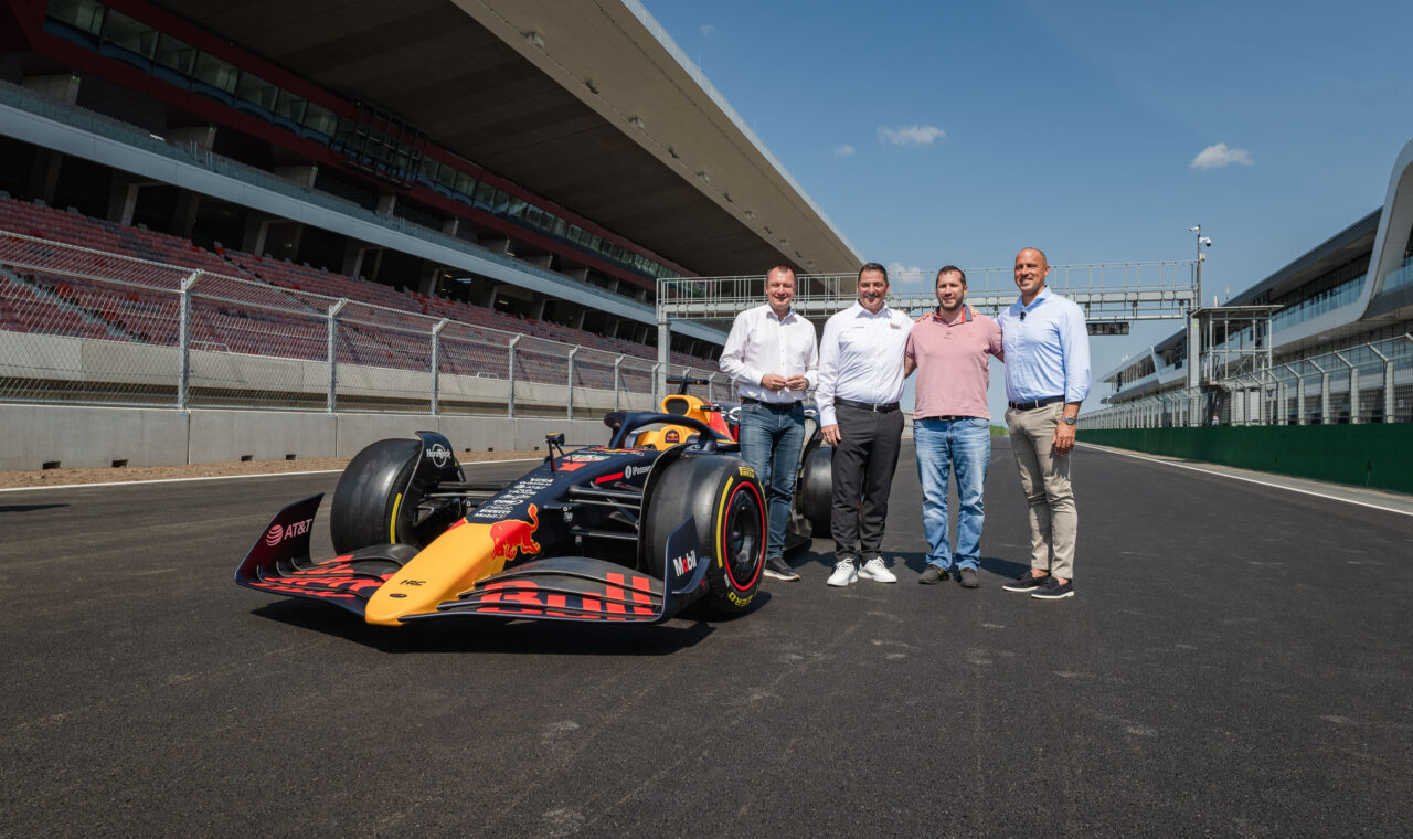 Sajtóközlemény: A Forma–1 és a motorsport legendái száguldanak Budapest utcáin a Red Bull Showrunon
