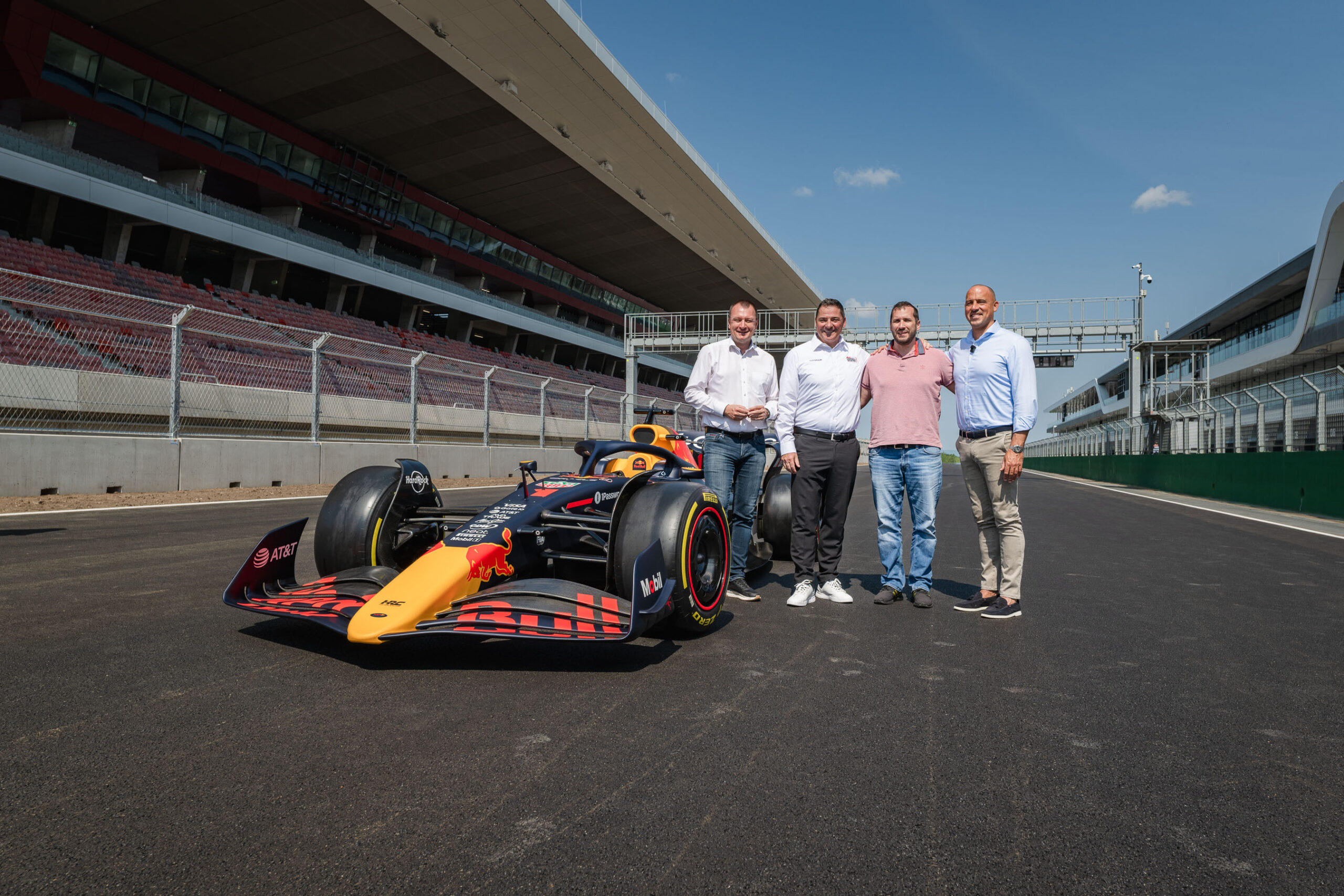 Sajtóközlemény: A Forma–1 és a motorsport legendái száguldanak Budapest utcáin a Red Bull Showrunon
