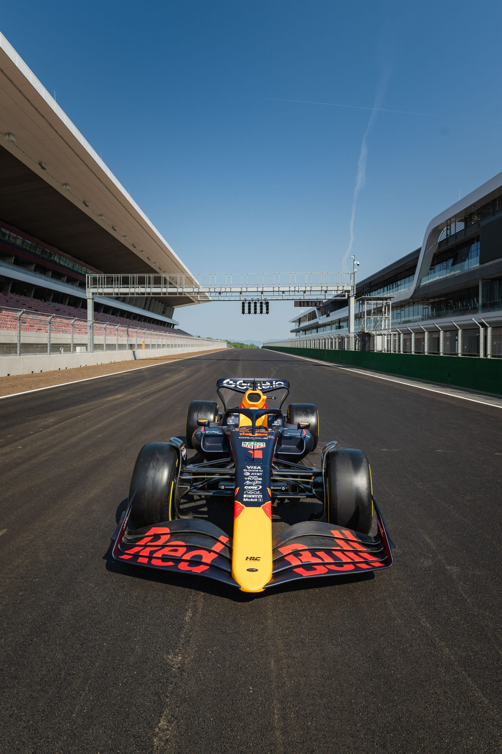 Sajtóközlemény: A Forma–1 és a motorsport legendái száguldanak Budapest utcáin a Red Bull Showrunon
