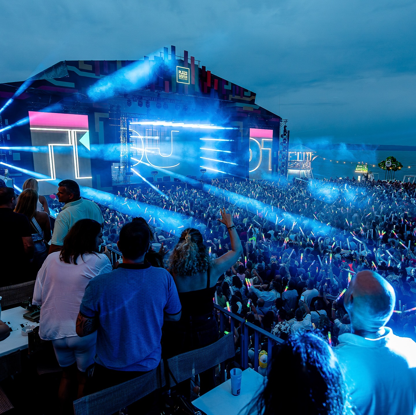 Vigyázat! DJ OTI visszatér a Plázsra