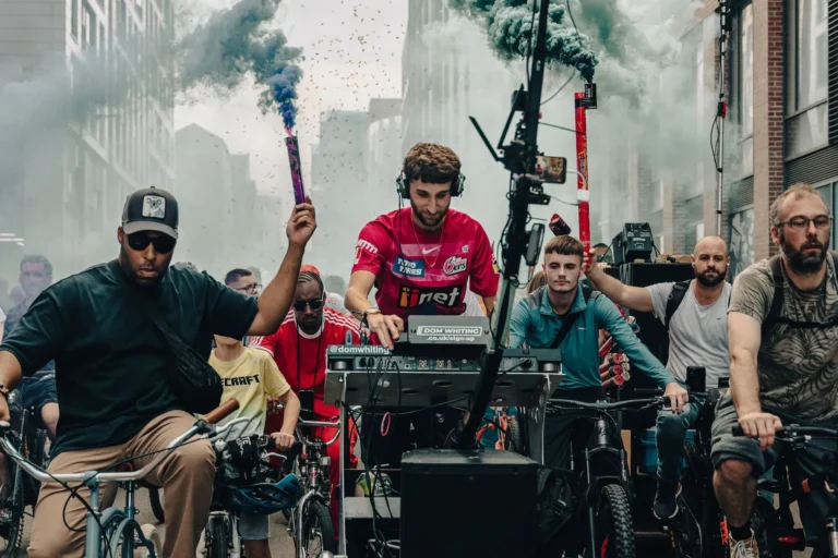 Dom Whiting – a „DJ on the Bike”, aki forradalmasította a drum and bass élményt 🚴🎶