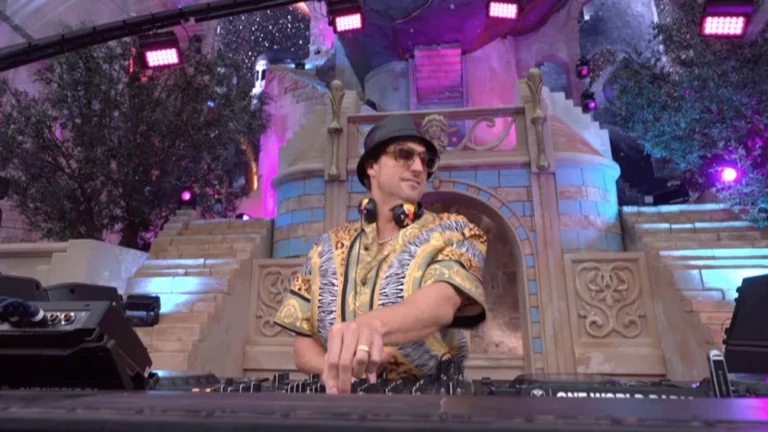 FISHER zárta a Tomorrowland 2026 főszínpadát Avicii ’Levels’ slágerével