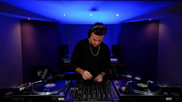 Raul Britos vinyl setje a Promixlive stúdiójából: friss house groove-ok a Toolroom Records családból